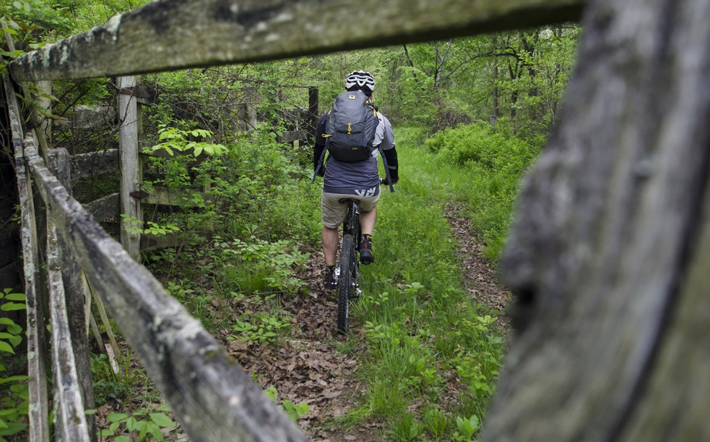 Aaron Codling rides his mountain bike with the Mountainsmith Wraith 25 backpack