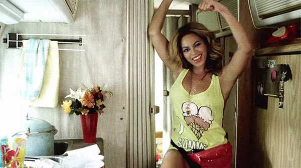 Beyonce wearing a fanny pack